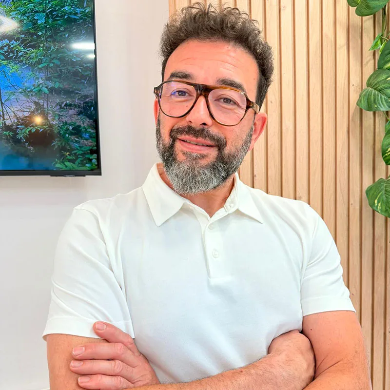 Jan, especialista en corte masculino, diseño de barba y diagnóstico capilar